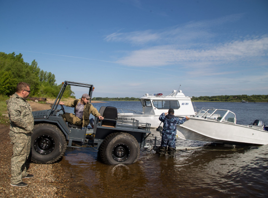 УВЕРЕННО ПРЕОДОЛЕВАЕТ НАЗЕМНЫЕ И ВОДНЫЕ ПРЕГРАДЫ